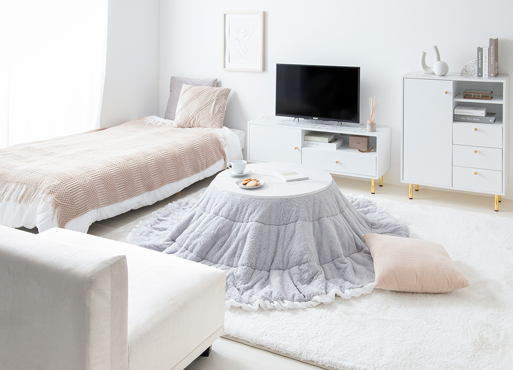 1LDK🏷ぬくぬくこたつのあるお部屋 こたつは、カバーが柔らかい色なので インテリアによく馴染んでいますよね◎ ナチュラルウッドが 温かみがあって、居心地の良さそうな空間です🌿 Special Thanks📸 ＠en___roomインテリア一人暮らしひとり暮らし一人暮らし部屋