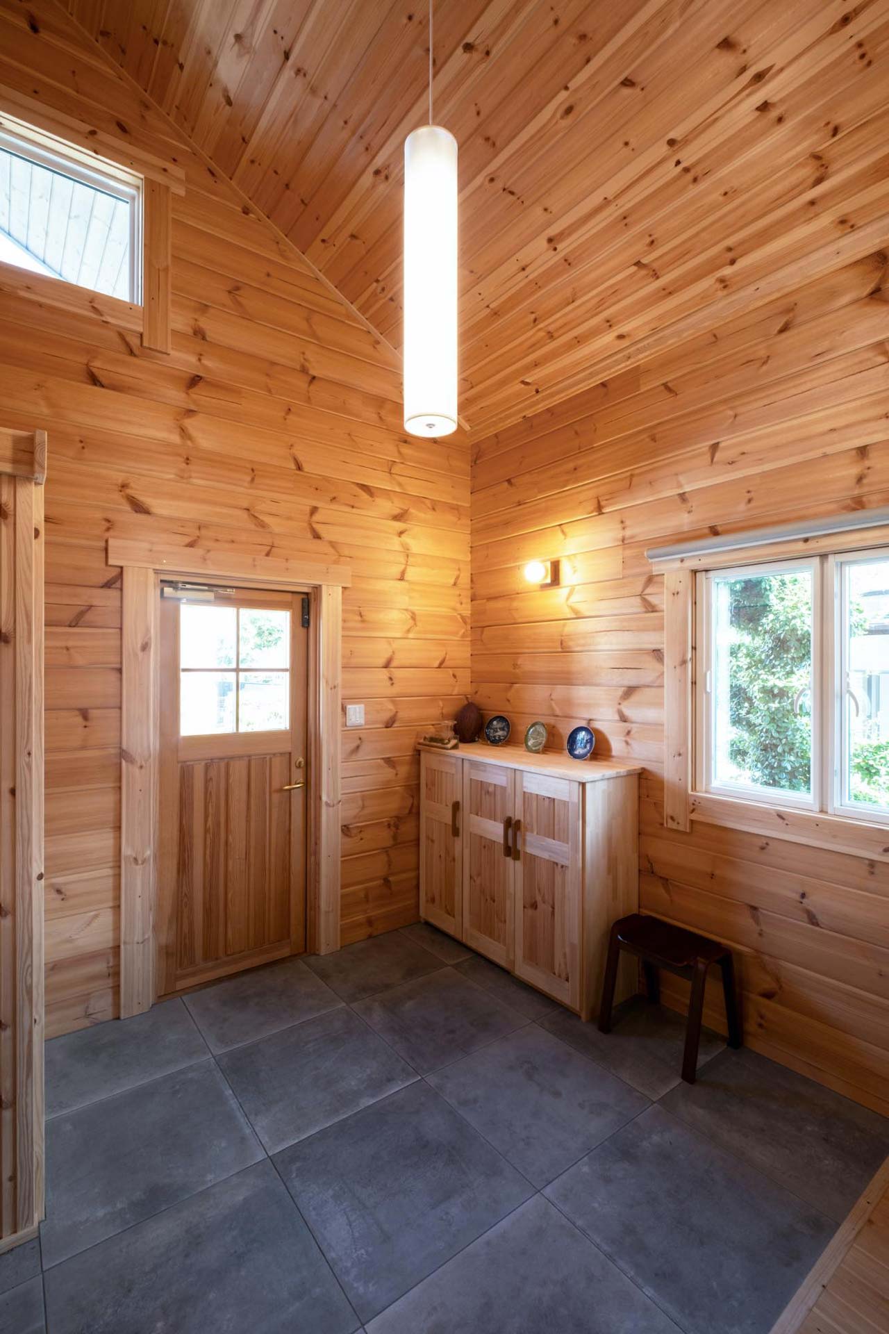 ログハウスの魅力を活かす内装高性能なデザイナー住宅を低価格で建てるならA-1home