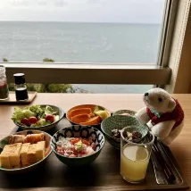 海に浸かっているかのような開放感！【氷見温泉郷 くつろぎの宿うみあかり】｜*and trip. たびびと