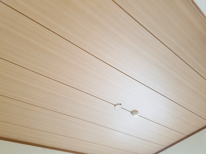 和室と一体化した木目調の温かみある板張りの折上げ天井のLDK - 事例写真「和の趣、やわらかな空間がここちいい家」注文住宅のハウスネットギャラリ