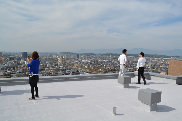 施工事例 陸屋根屋上手摺の取り付け,復旧工事 大阪でアルミ手摺やフェンス工事はお任せください。 リフォーム 大阪 関西ホームズ株式会社リフォーム110番