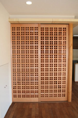 店舗デザインにモダンな格子戸・障子・襖を取り入れた和室を！店舗建具・デザイン・制作のご依頼なら有限会社加門建具工芸
