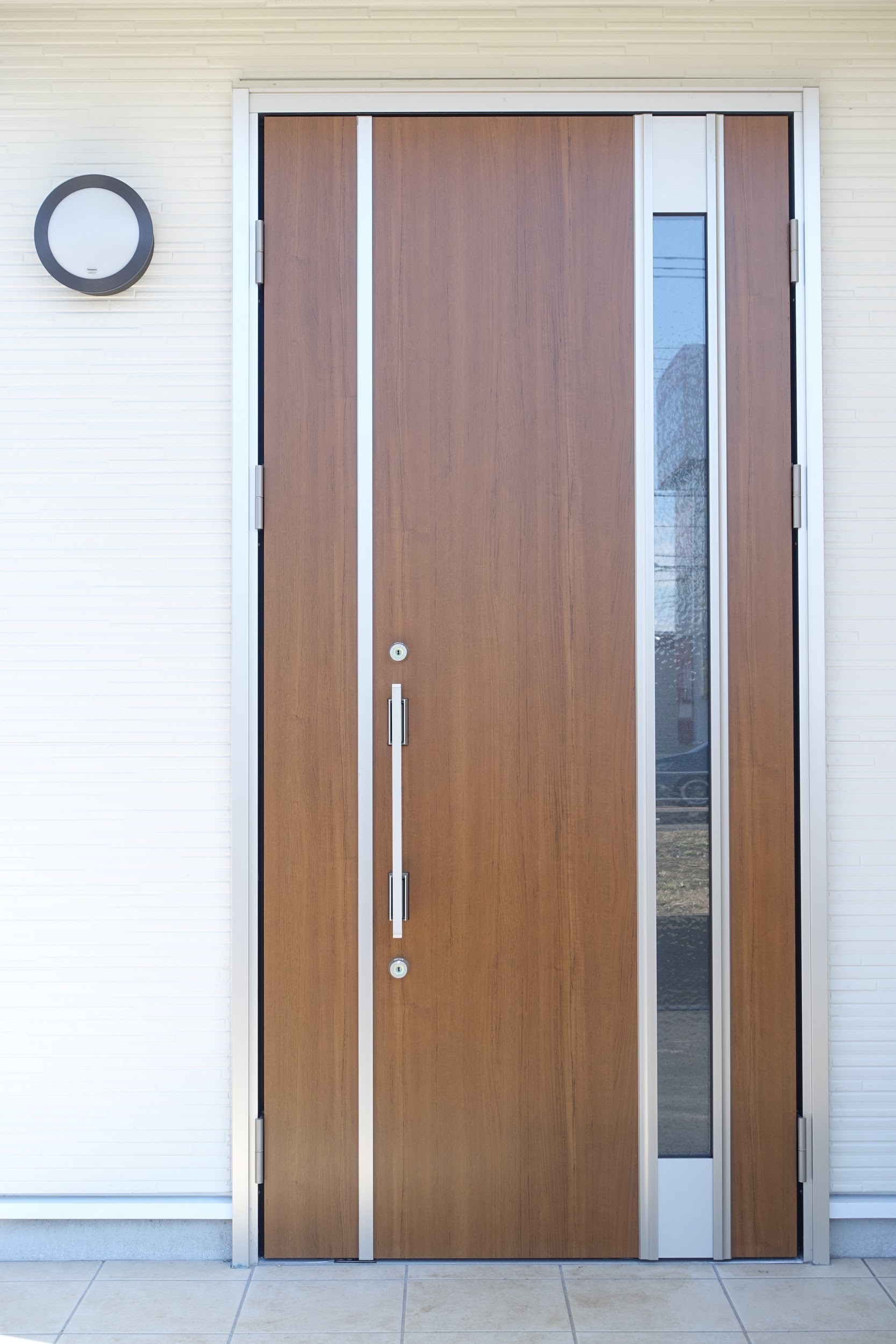 DIY 絶望的なボコボコの玄関ドアを新しいドアと交換