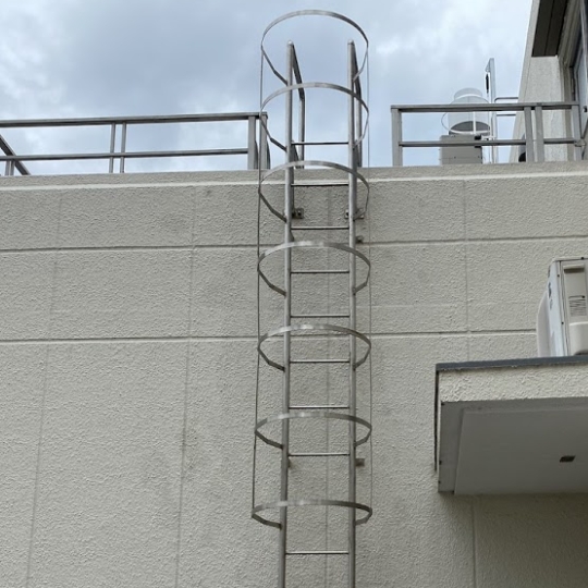 既設タラップへの背カゴ取付けファシリティ パートナーズ株式会社