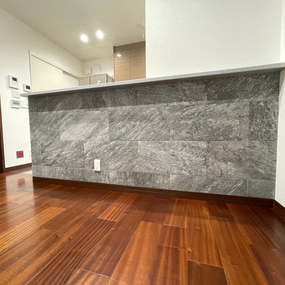 File No.0255 洗面室に新商品グランクォーツのライトグレーとディニタのホワイトを施工しました。 ・ ・ ECP-2520NET DNT1ECP-630 GRQ1 ・ ・ @ecocarat_navi ホームページも是非チェックしてください🖐 ・ ・エコカラットエコカラットプラスecocarat