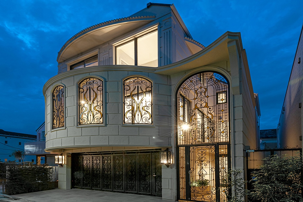 西洋風の重厚感あるリビング・ダイニング 羨望の洋館邸宅重量木骨の家