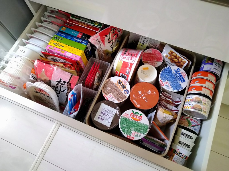 キッチン仕事を時短＆賞味期限切れをなくす！食材ストックを見やすく収納するコツ！収納術や整理整頓のアイデア暮らしニスタ