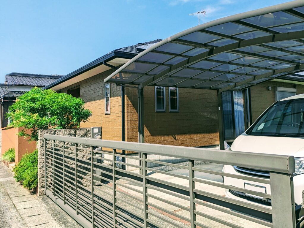 カーポートで玄関前までつなぐ！車からお家まで傘いらず、ホテルライクな暮らしを実現するテクニック庭ファン