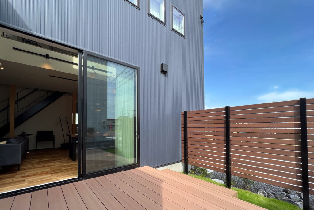 あえて横向きに！通りに面して目隠しフェンスが無くてもドアを開けた時に家の中が見えない工夫を。玄関前には屋根があるので雨の日も慌てません