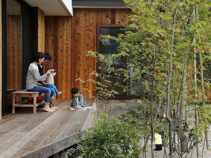 狭い庭にウッドデッキは設置できる？目隠しにもなる活用方法は？ - エクステリアのある暮らしブログ