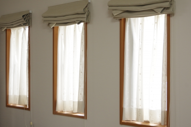 楽天市場 ai 秋色 カフェカーテンポスト投函で送料無料 30ｃｍ メーカー希望2500円→1500円 税別 風水 ラッキーカラー ゴールド ローズベージュ ヨーロッパの窓を思わす 約120x30cm 豪華 しなやか ギュピュールレース 綺麗です ベリーショート 小窓用 薔薇 ばら