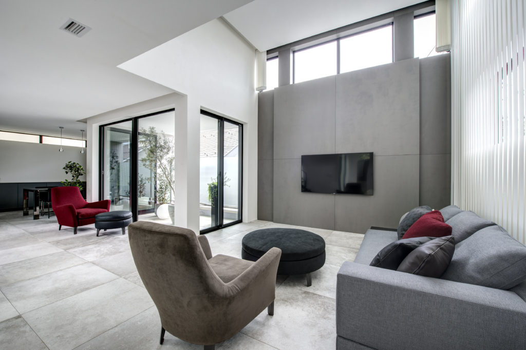 グレーのおしゃれなリビングセラミックタイルの床のインテリア画像 75選 - 2025 年 10月Houzzハウズ