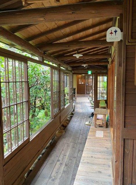 センターyardを見下ろす渡り廊下のある家アカ建築工房 -赤田光明一級建築士事務所