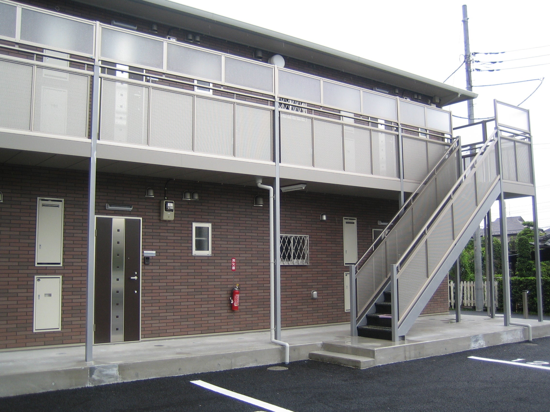 ガラス手すりのモダンなオフィス階段 サファイアブルーで爽やかな空間にCLASS1 ARCHITECT