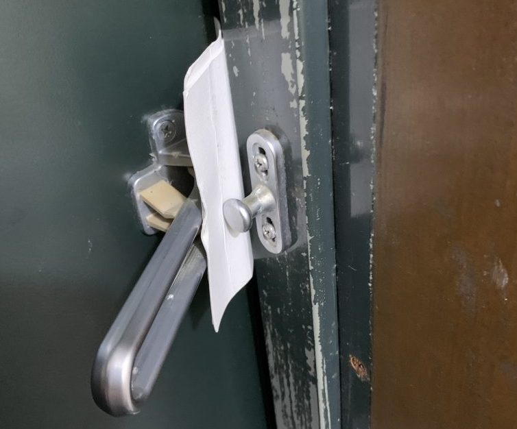 ドアチェーン ドアガード って意味ないの？玄関ドアの防犯性を高める方法 - くらしのマーケットマガジン