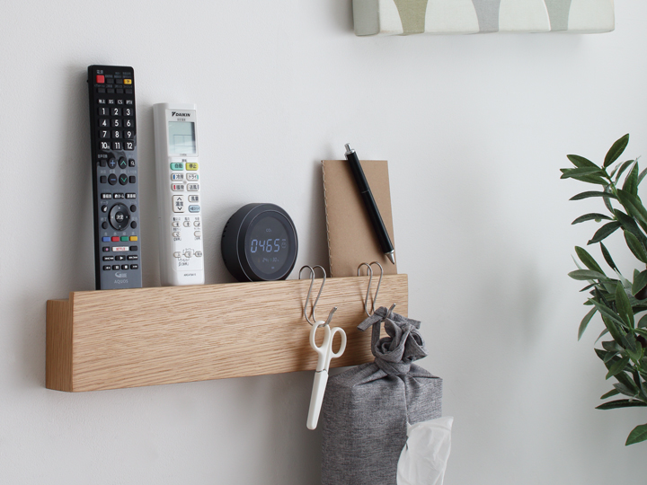 リモコンどこいった？」の心配なし！3COINSのバンブーリモコンスタンドですっきり収納Domani