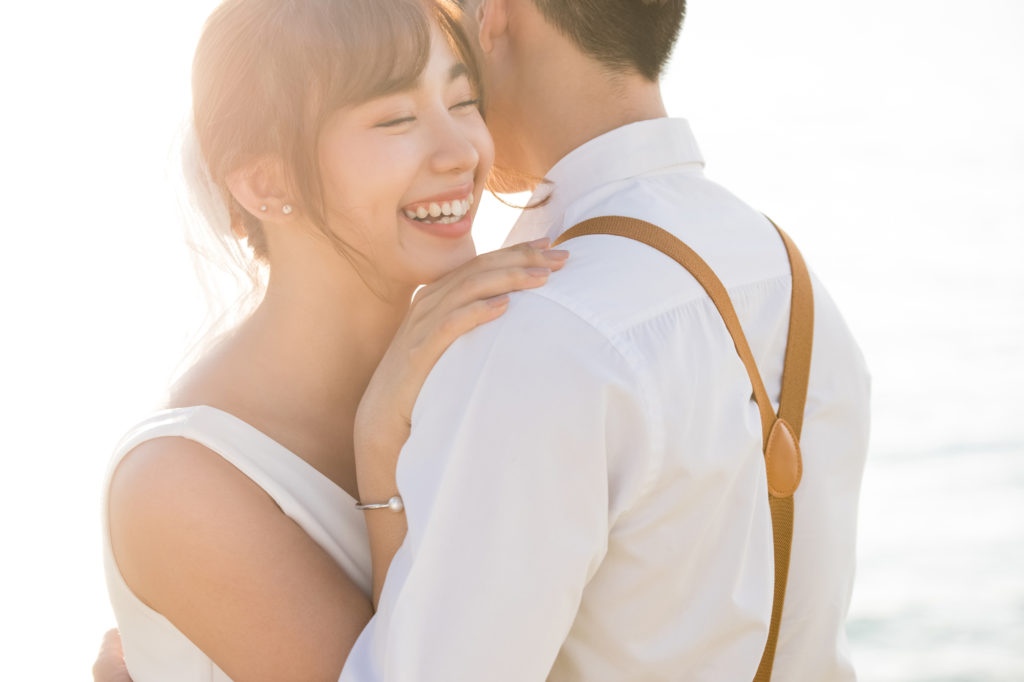 料理中の妻の後ろからいきなりキス&ハグ…新婚3日目で浅草御曹司夫がイチャイチャモードに『いきなりマリッジ』 | 恋愛 | ABEMA