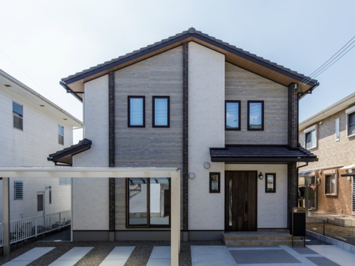 外観は「グレー×木目」の家がおしゃれ施工事例と外壁の種類、デザイン性を高めるポイント -山梨県の注文住宅なら入沢工務店へ 想いを大切にした家づくり