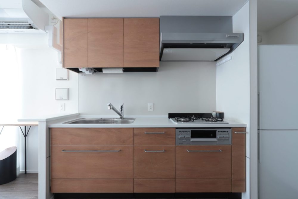 ビフォーアフターがすごい！主婦が吊戸棚の「扉交換」DIYでやってみたママリ