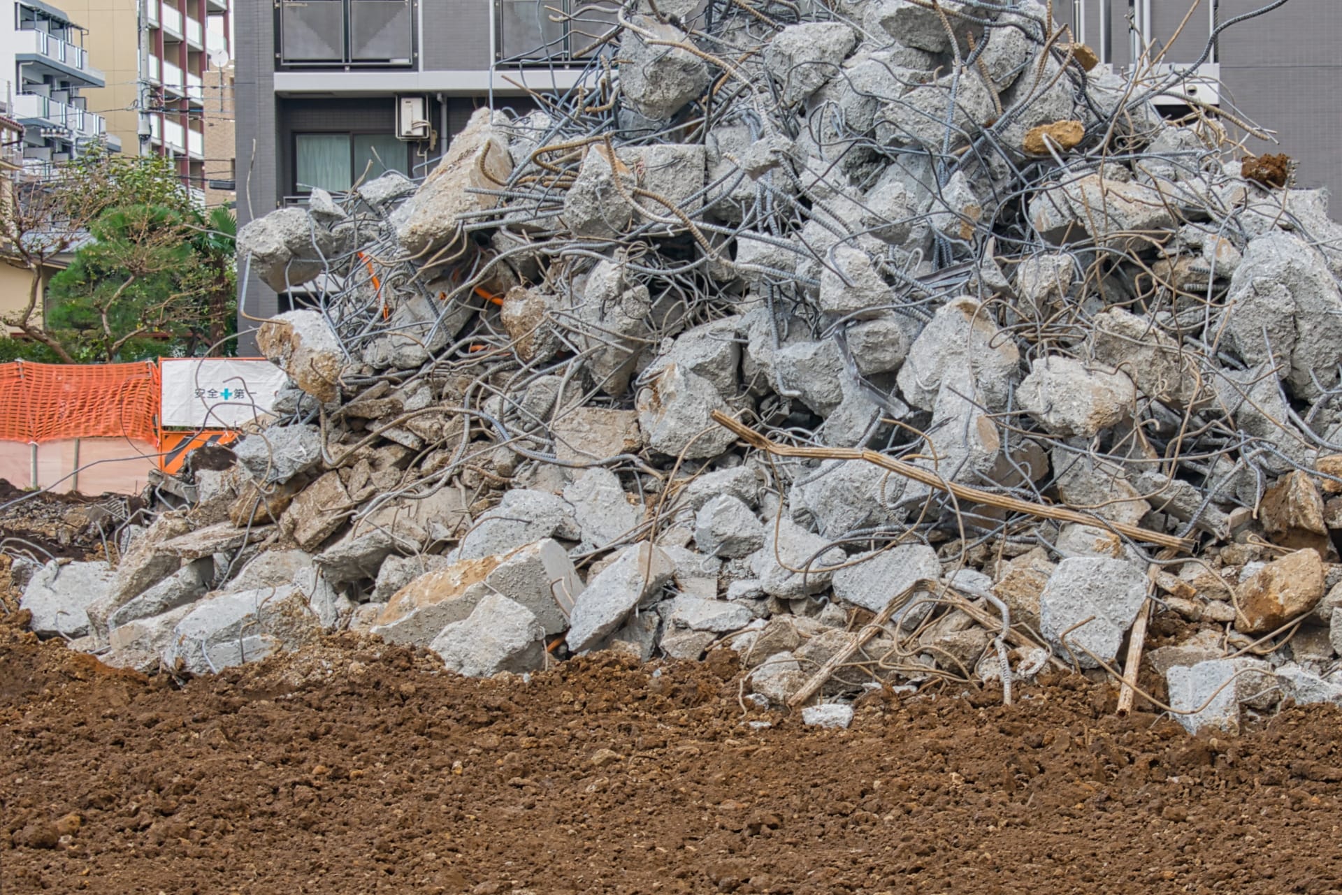 解体工事で発生する「コンクリートがら」とは？処分方法と費用相場を解説します