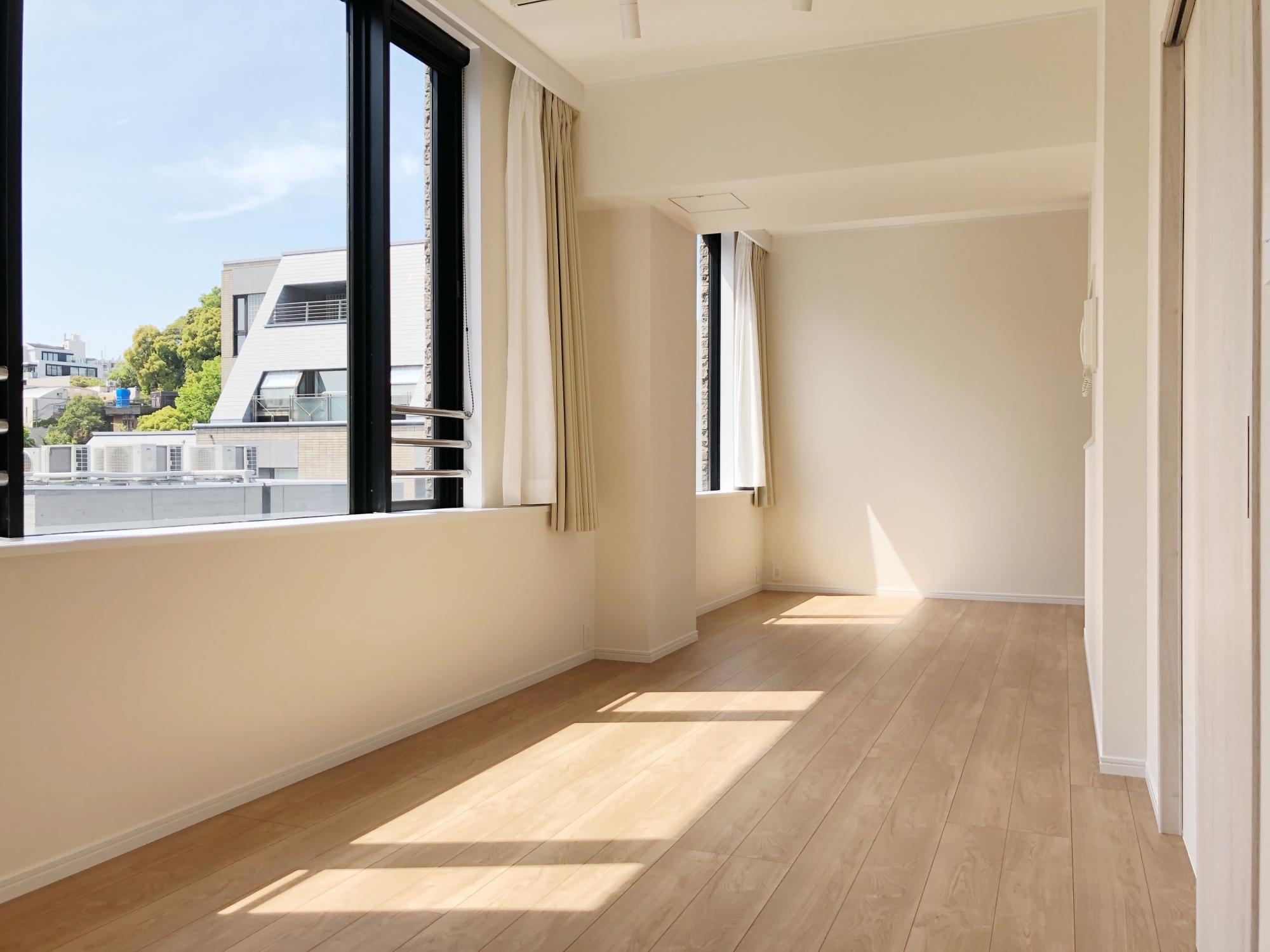 ワイドな窓とスカイツリービュー東京、神奈川のヴィンテージマンション・リノベーション賃貸ならガレージ賃貸