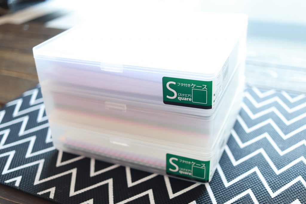 ゴチャゴチャとさよなら！ セリア 「フタ付きケース」を重ねて並べて4サイズ使い分け検証 - レタスクラブ