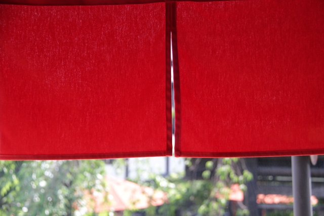 楽しいカーテン発見！ダイソーひものれんで模様替えです。あかさたな