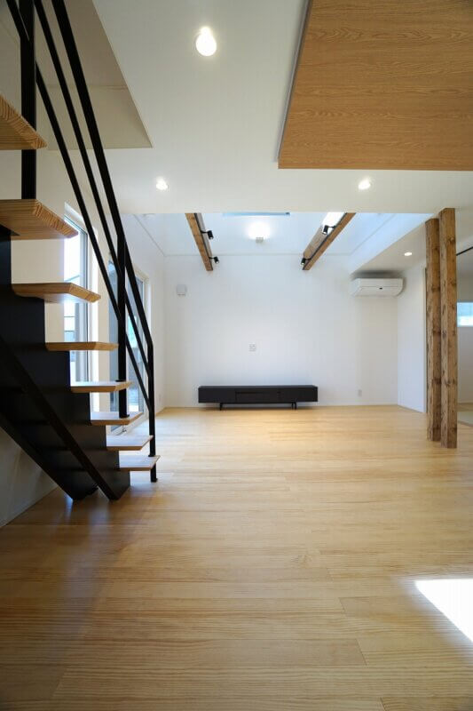 ウッドワンの木製オープン階段が、リビングに開放感とスタイリッシュなデザイン性をプラス -事例写真「大きな吹き抜けから明るい日差しの降りそそぐ家」注文住宅のハウスネットギャラリ