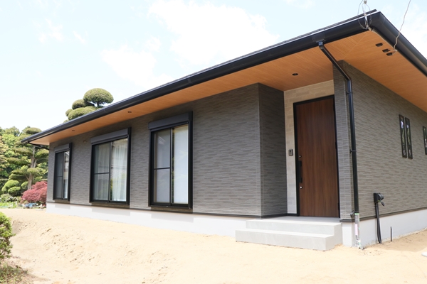 平屋 グレーの外観のメリットとおしゃれに仕上げるコツを実例で解説注文住宅ブルーハウスデザイン・性能・リゾートライフ、愛知、名古屋、豊橋、豊川、岐阜ならお任せください