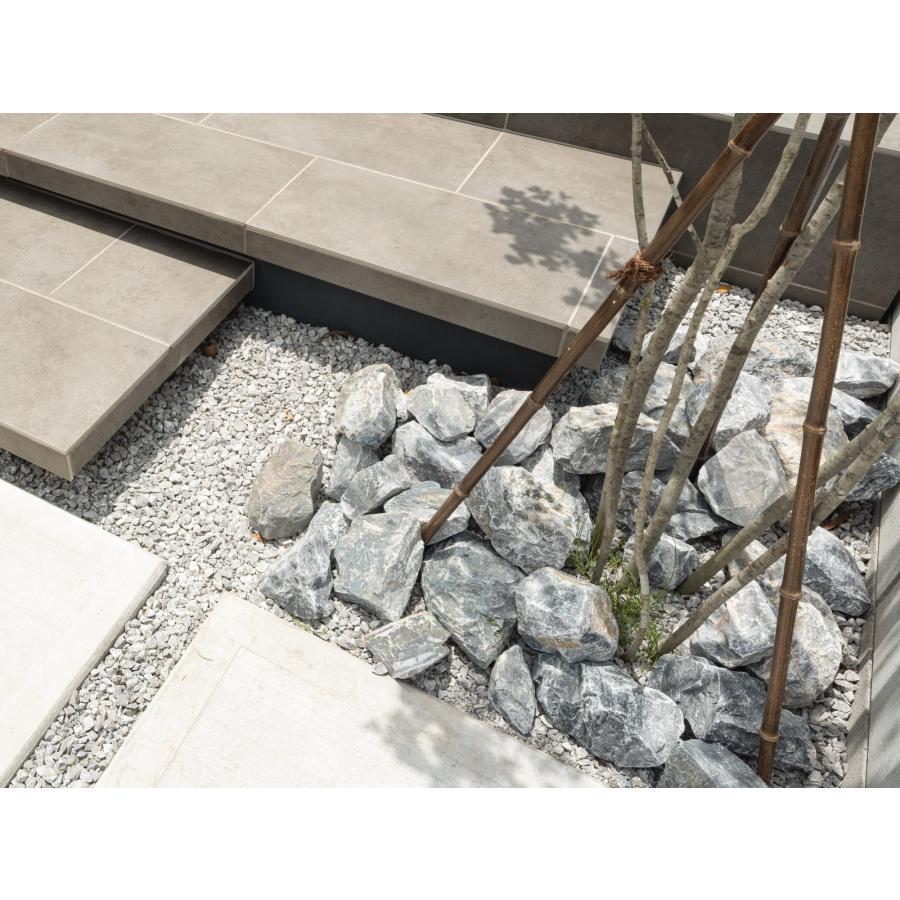 庭石ロックガーデン石 割栗石ワイルドロック L 330kg22kgx15箱グレー ブラウン 茶 錆び石 サビ色 ガーデニングガーデンロック クラッシュロック庭園資材 通販ホームセンターのカインズ