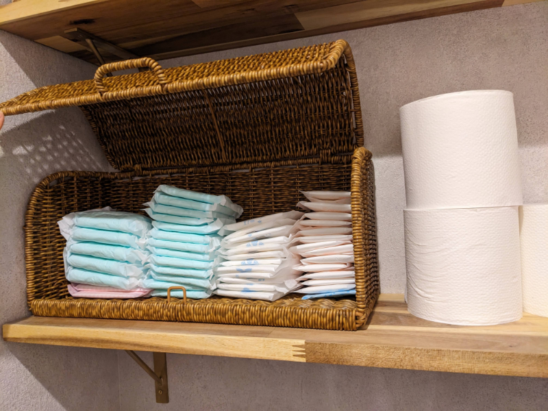 ダイソー 仕切りケースでスッキリ！目からウロコのナプキン縦型収納♪ベビーカレンダ