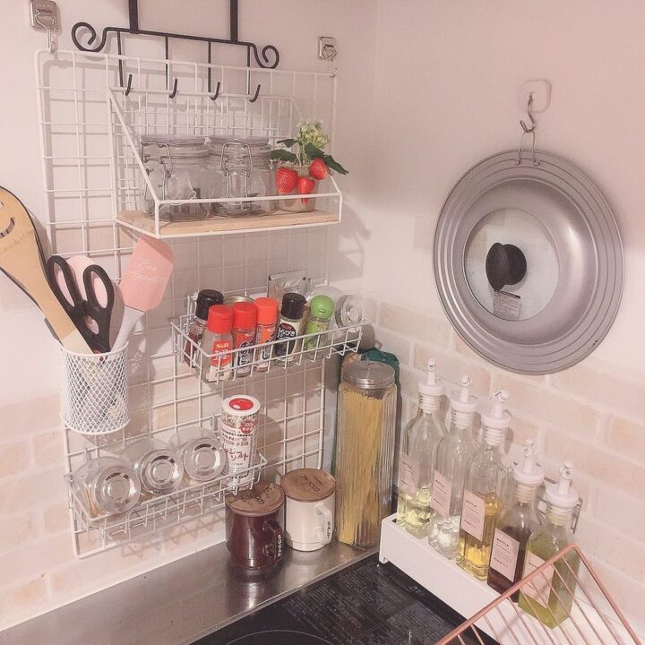 100均のワイヤーネットでできるキッチン収納術。狭い空間でも便利にしようfolk