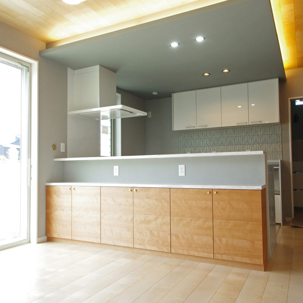 楽天市場 キッチンカウンター 90 間仕切り 完成品 背面化粧仕上げ レンジ台 食器棚 キッチン収納 カウンター 高さ100cm レンジラック引き出し 開き扉 コンセント付き 木目 ハイグロス ツヤ ホワイト 白 ブラウン 日本製 開梱設置配送: Y'm styleワイムスタイル