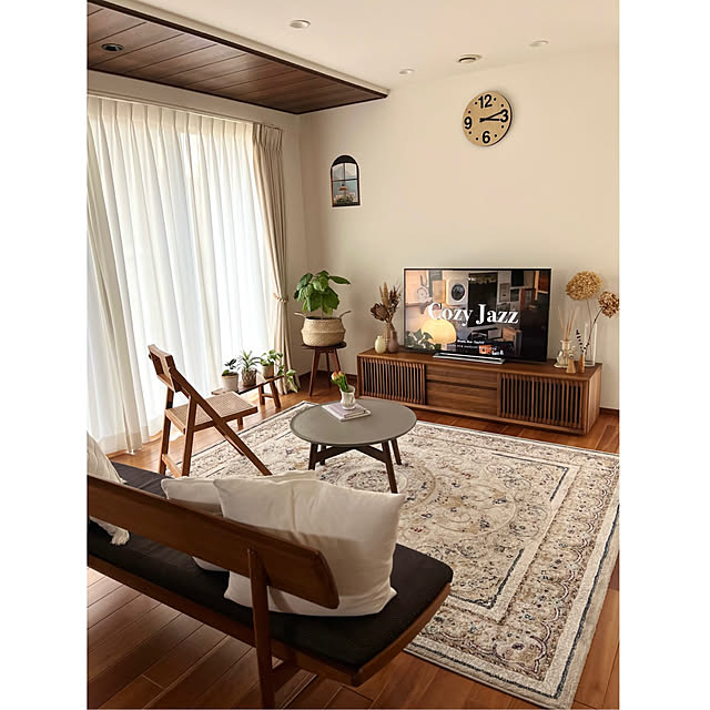 ダークブラウン床と淡い色の組み合わせがおしゃれなワンルームコーデ公式 LOWYA ロウヤ家具・インテリアのオンライン通販