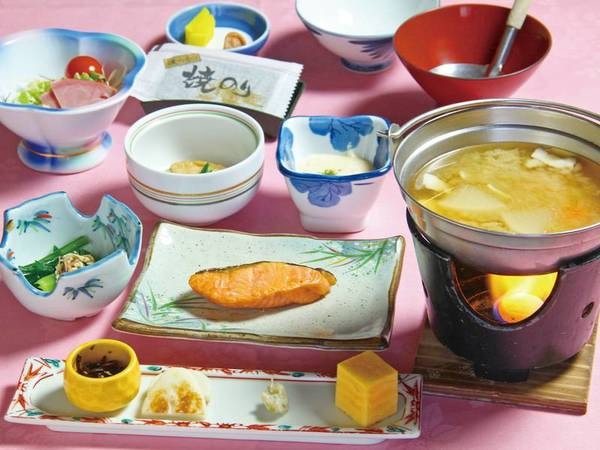 食事中お布団ひいてくれます - 湯河原町、湯河原温泉 大滝ホテルの写真