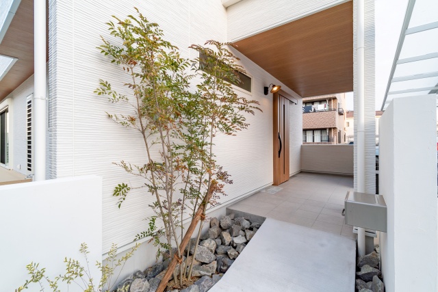 玄関横に植栽が有り、お洒落な玄関アプローチになりました！ - トロピカル - 玄関 - 東京23区 - 株式会社MFLHouzzハウズ