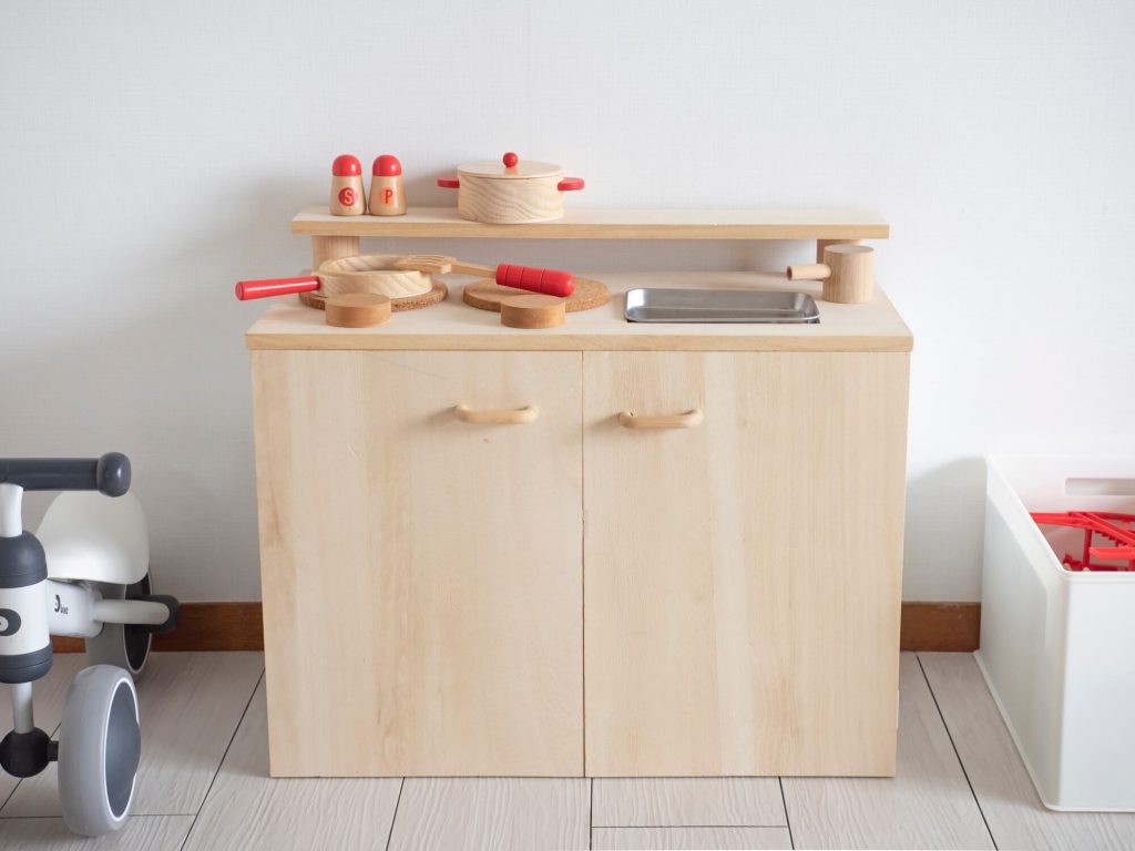 ままごとキッチンが収納に!?ニトリのカラーボックスで手作り可能!100均商品でアレンジも