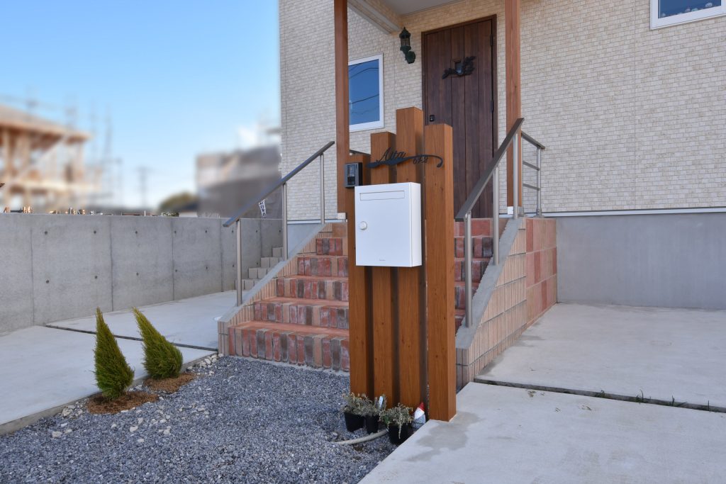 大津市 木製デザイン外構 枕木調門柱とアプローチ、ウッドフェンスのナチュラルエクステリア-匠ガーデン：滋賀県の外構・エクステリア・造園・ガーデン設計施工店