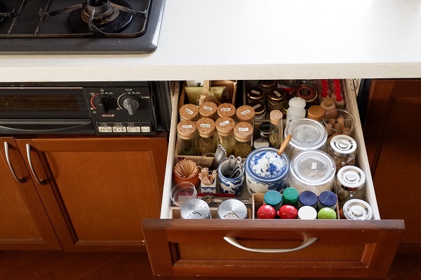 コスパ最強！キッチン収納の使い勝手をアップする「100均アイテム活用術」 – Onnela オンネラ 暮らしに『楽』を、家族にワクワクを