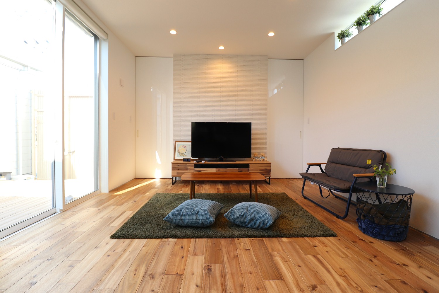 テレビの上にダウンライトは必要？後悔しないための選び方ガイドアイのある家づくりブログ