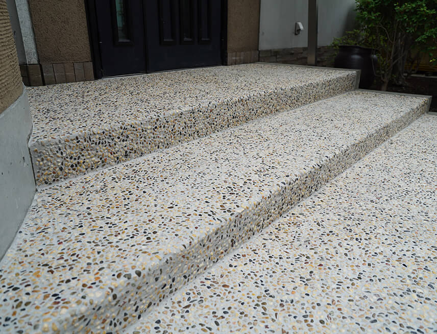 モダン風テラスデッキ、ベンチ花壇に目隠しフェンス 洗い出しコンクリート施行中 枕木建て込み コンクリート製現場日誌です。夢庭エクステリア│埼玉県さいたま市│エクステリア・外構工事