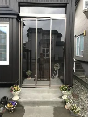 風除室」設置で玄関の風除け対策！リフォーム価格・おしゃれなメーカー品は？リフォーム費用の一括見積り -リショップナビ