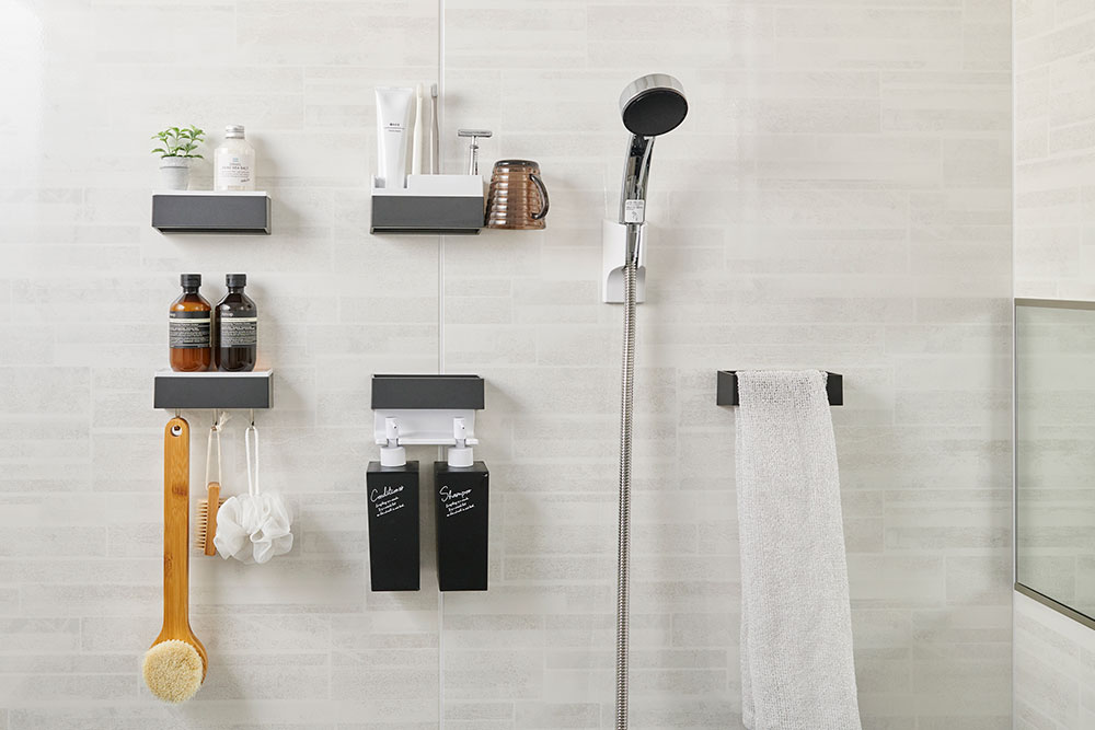 狭いユニットバスでもシャンプーやリンスのボトルが効率的に収納できるバスチェア みやび、発売！ - お風呂メディア