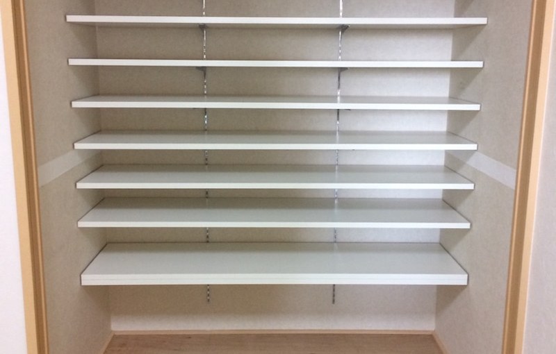 ゆかた、着物の収納にはデッドスペースが使える！クローゼットの棚を、徹底的に使いこなすアイデア - 片づけ収納ドットコム