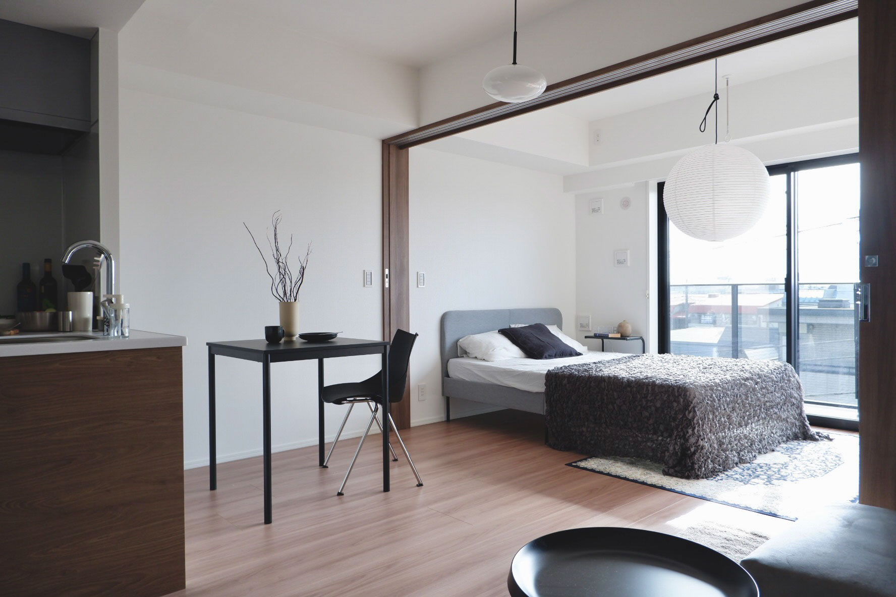 窓際にベッドを置くと寒い？対策方法・原因や部屋のおすすめレイアウトも解説 – RASIK ラシク 家具・インテリア専門店