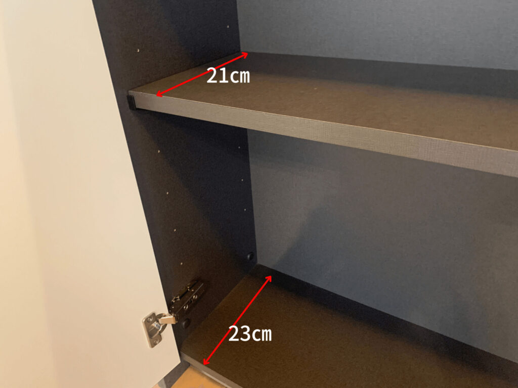 2019.2.20 キッチンの背面収納☺︎ . 奥行きがあまりなくて 収納ケース選びが少し難しいですが、 量は結構入ります ^ ^ 左の収納はリビングやダイニングから1番近いところなので、 日用品等よく使うものを入れています。 一時保管場所がごちゃごちゃなので、要