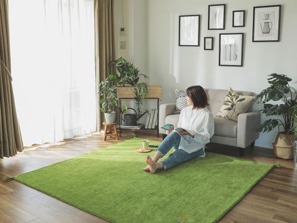 風水で運気アップ！リビングに合うブラウン系タイルカーペットと色の組み合わせ – ラグリエ