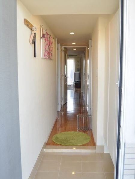 狭い玄関でも収納力アップできるアイデア5選！広く見せるコツやおすすめ収納 - DAIKEN