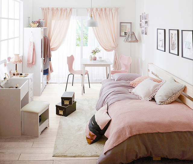 こだわり部屋FILE から1K×一人暮らしインテリアをご紹介！ 『好きなイラストレーターの作品の世界観がインテリアにマッチしたオリジナル空間』👧シンプルインテリアだからこそアートが映えています✨ ---------------------------------------------おしゃれな部屋を