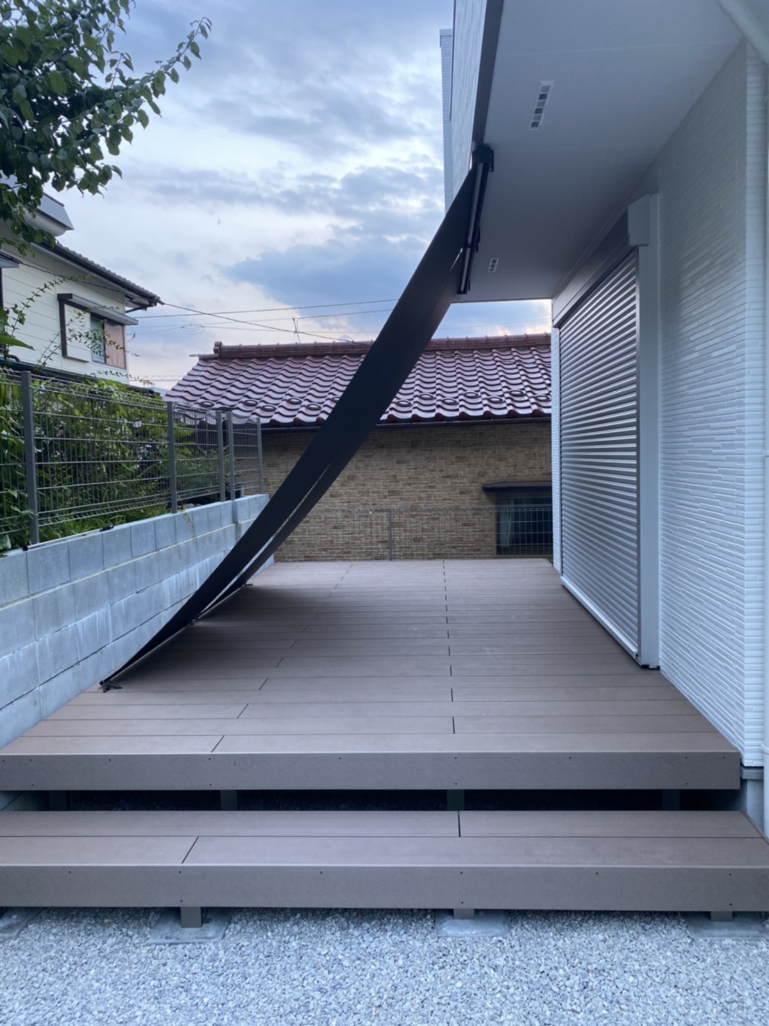 シェード取り付け南側の庭、ウッドデッキ上にシェードを取り付けました。 * * 主人が。 * * 最初は、ウッドデッキ上と勝手口にテラス屋根を予定してて。* 外構とカーポートでお金使ったので、南側の庭はとりあえず整地だけにしてもらって、テラス屋根等は延期